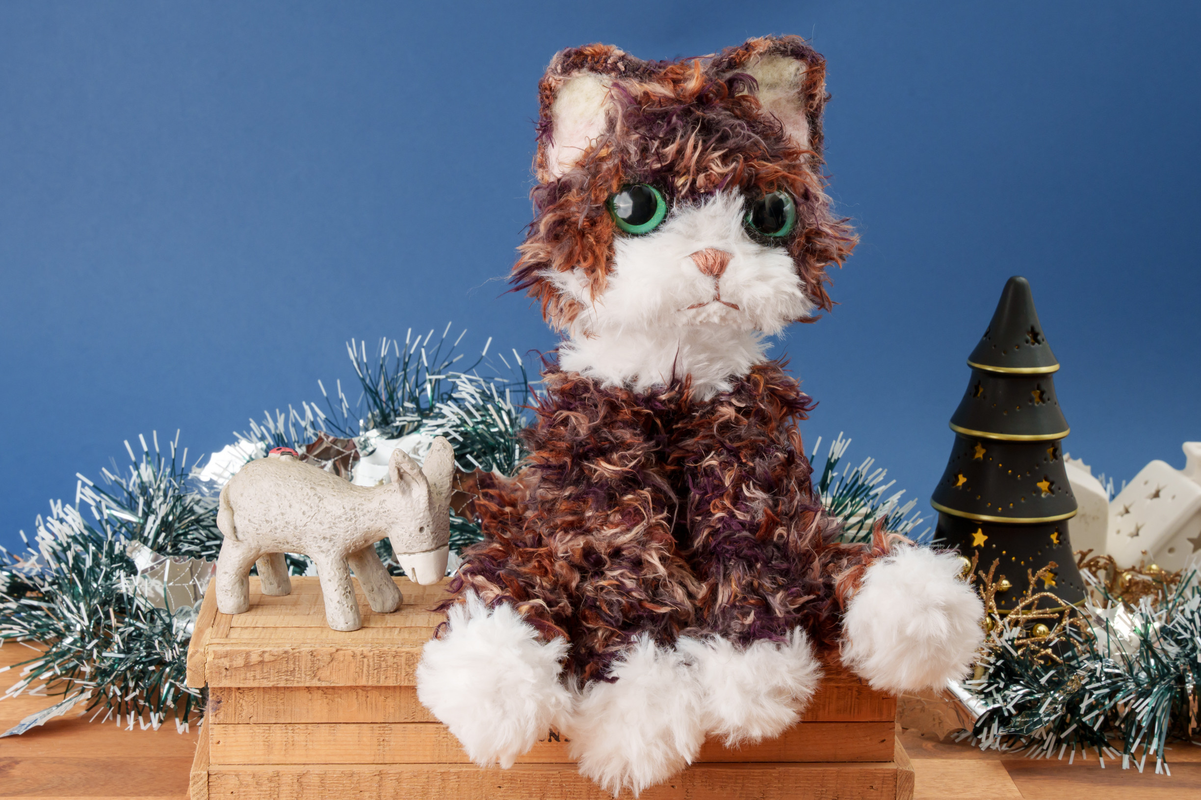 冬季限定！癒されネコのあみぐるみ<middleサイズ>木枯らし運ぶネコのユール