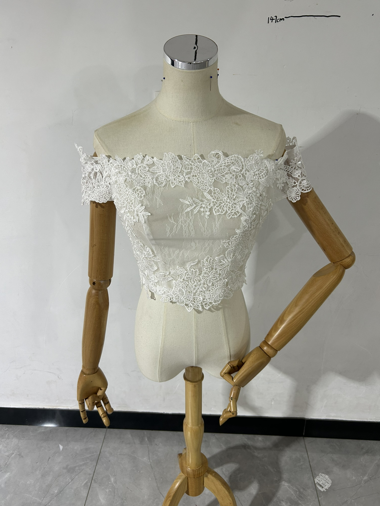 可憐な花刺繍のトップス オフショルダー ボレロ くるみボタン 花嫁/ウェディングドレス