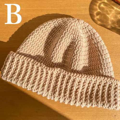 かぎ針編みの手編みニット帽 ビーニー帽 リブ編み クロシェ帽 ベージュ
