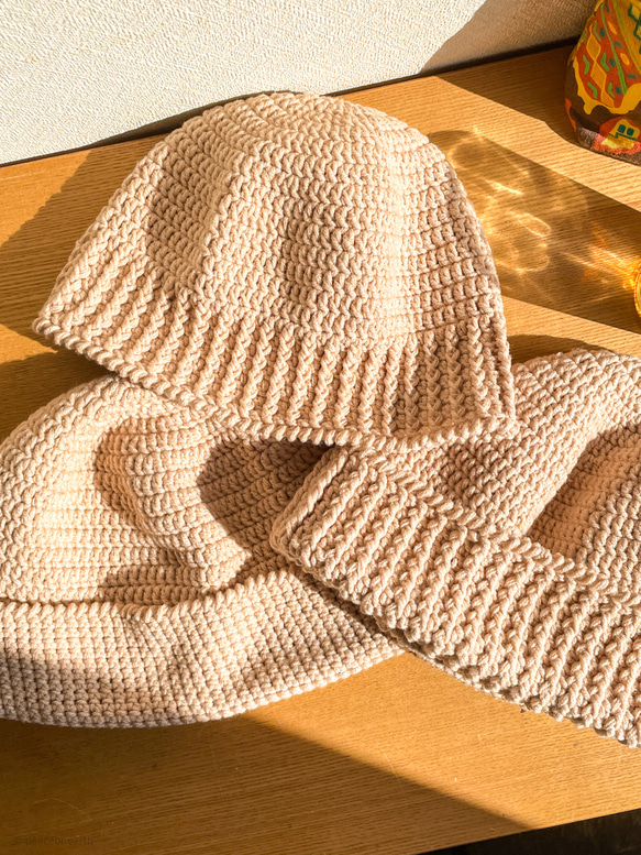 かぎ針編みの手編みニット帽 ビーニー帽 リブ編み クロシェ帽 ベージュ