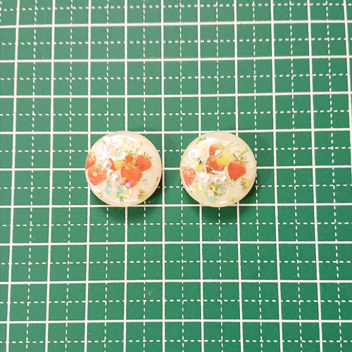 いちごのボタン☆6個 v26 イチゴ/苺/フルーツ/食べ物/ボタン 