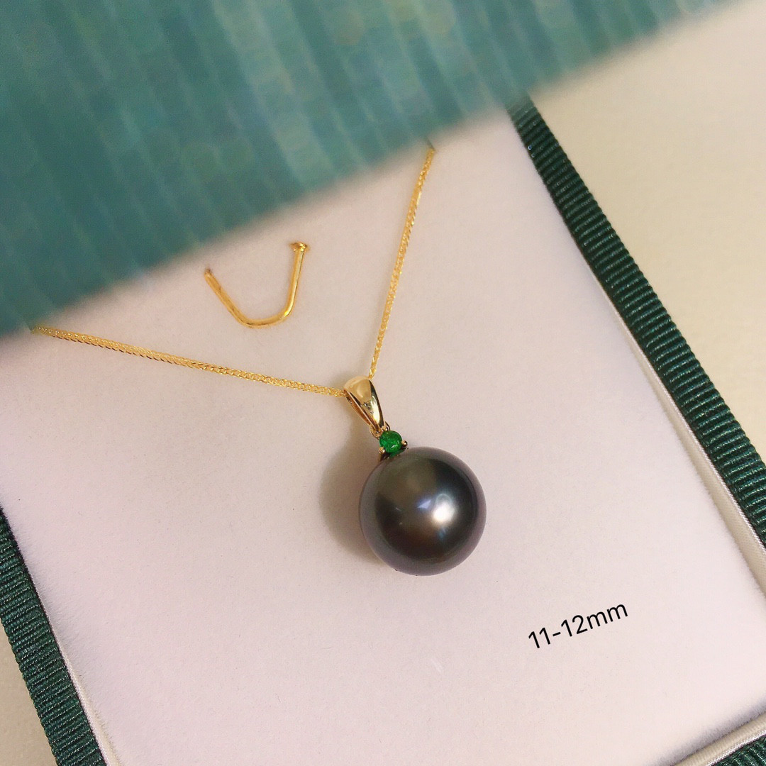 【高級】黒蝶真珠　エメラルド付きペンダントk18