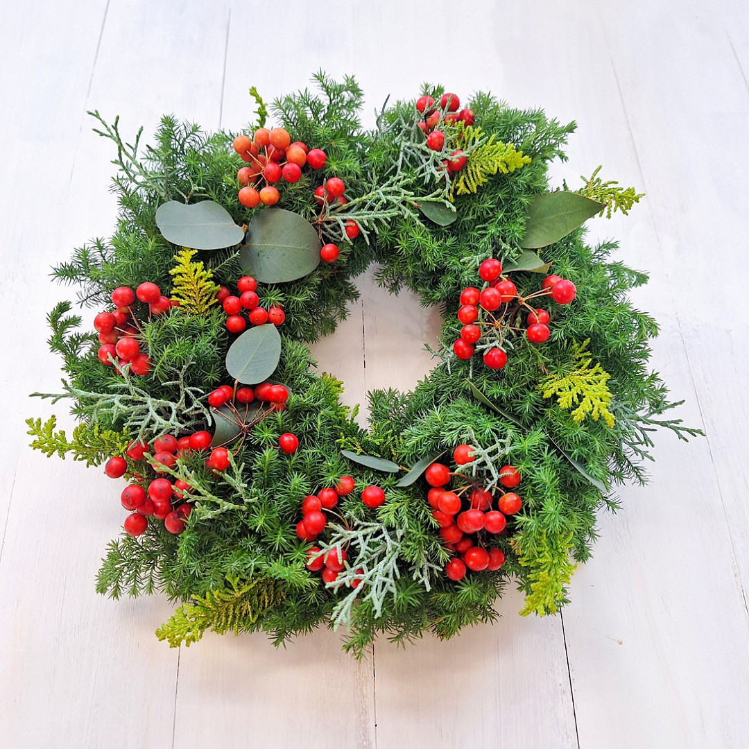 山帰来とアルビフローラのリースと針葉樹とユーカリを紡いだ香り豊かなリース