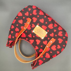 ラドロー　ハート型赤ポーチ ファスナー付き 赤のハート・上ファスナー付き・くしゅくしゅポケット付き丸型