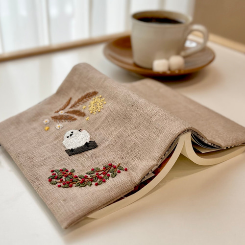 注目 りんご】手刺繍のブックカバー✿海のクラゲたち他 - 文房具