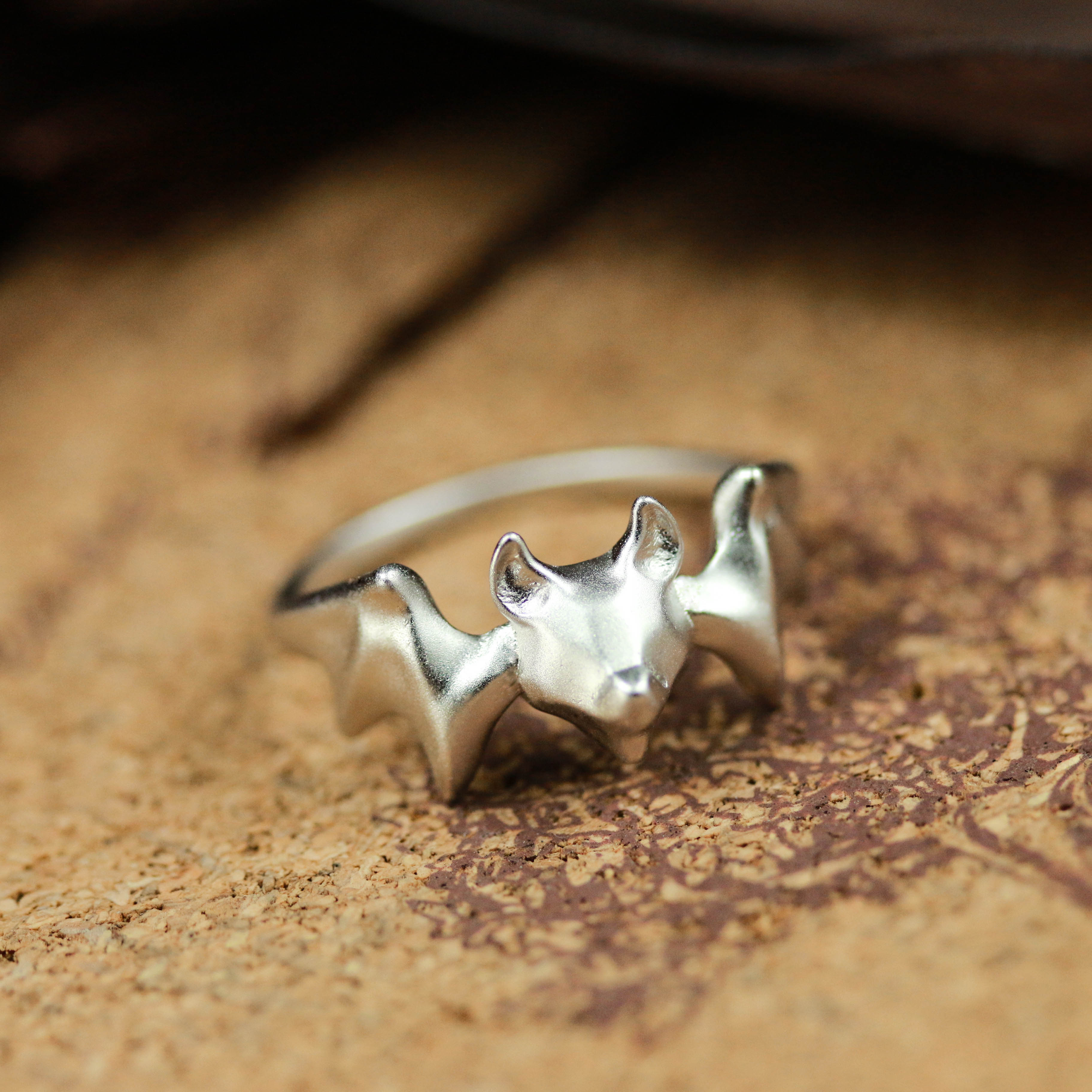 女性のゴシックバットリング、シルバーバットリング、コウモリの翼のジュエリー、繊細なゴシックリングパンク婚約繊細なリング