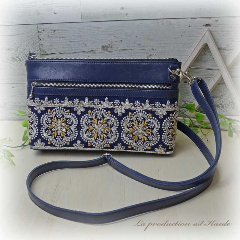 レザー：濃紺　インド刺繍のサコッシュ