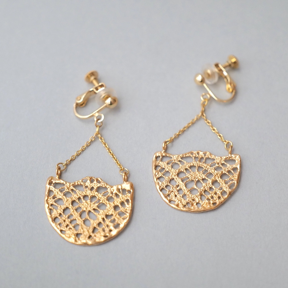 18KGP　ハーフムーンクロシェイヤリング