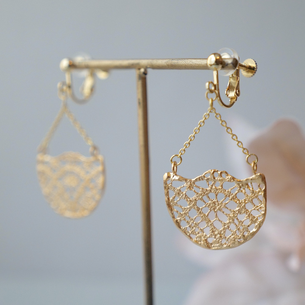 18KGP　ハーフムーンクロシェイヤリング