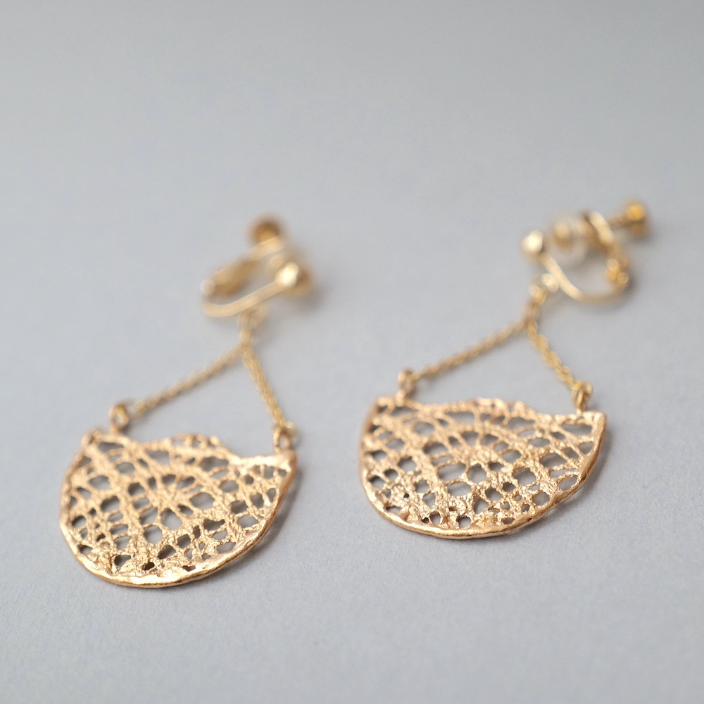 18KGP　ハーフムーンクロシェイヤリング