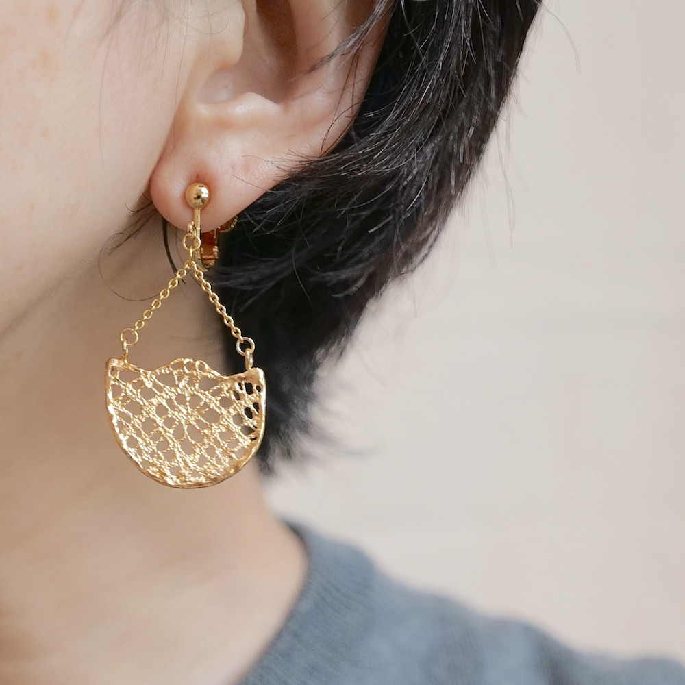 18KGP　ハーフムーンクロシェイヤリング