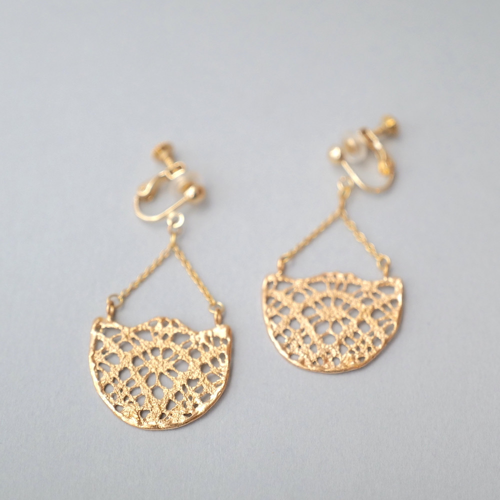 18KGP　ハーフムーンクロシェイヤリング