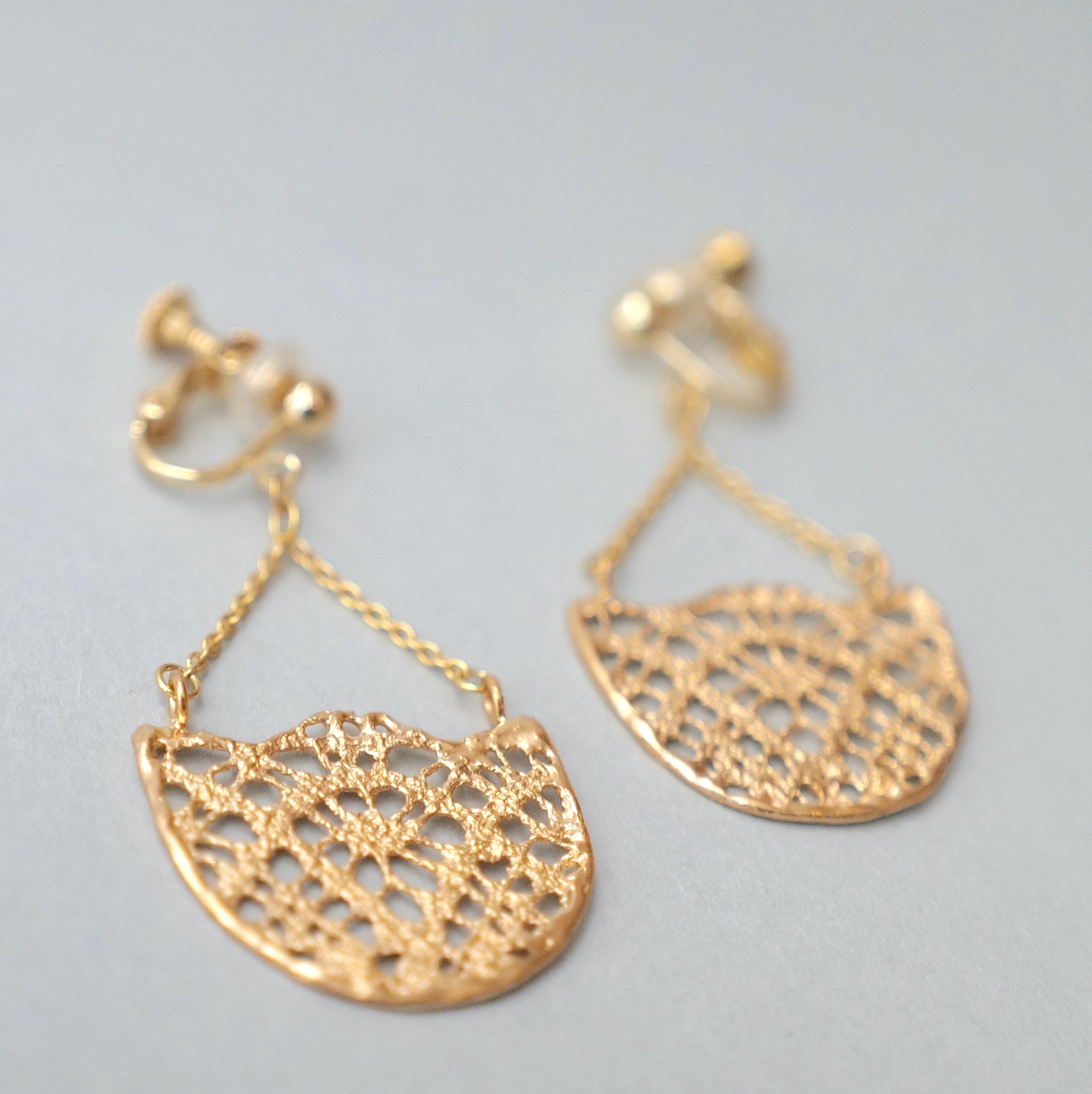 18KGP　ハーフムーンクロシェイヤリング