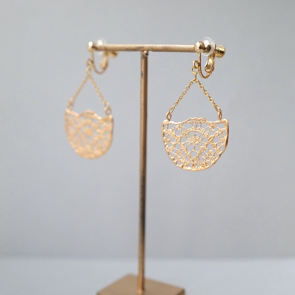 18KGP　ハーフムーンクロシェイヤリング