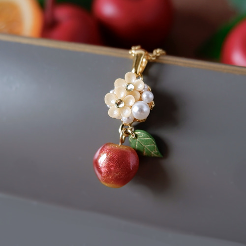 【美品】ピンクハウス フルーツモチーフ ネックレス＆イヤリングセット ネックレス イヤリング セット モダン フラワー 白 黒