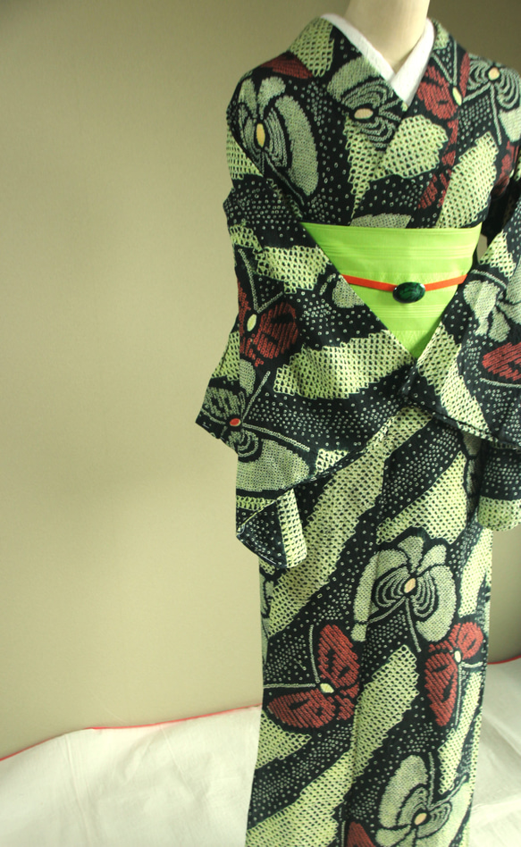 ◇現代 有松鳴海絞　浴衣◇【薄黄緑黒赤】斜め縞と林檎のような蝶がサイケデリック　トールサイズ裄69ｃｍ　木綿浴衣　 15枚目の画像