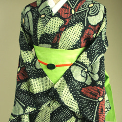 ◇現代 有松鳴海絞　浴衣◇【薄黄緑黒赤】斜め縞と林檎のような蝶がサイケデリック　トールサイズ裄69ｃｍ　木綿浴衣　 4枚目の画像