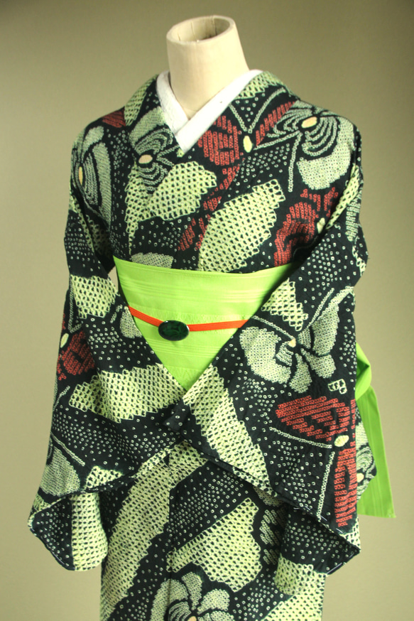 ◇現代 有松鳴海絞　浴衣◇【薄黄緑黒赤】斜め縞と林檎のような蝶がサイケデリック　トールサイズ裄69ｃｍ　木綿浴衣　 4枚目の画像