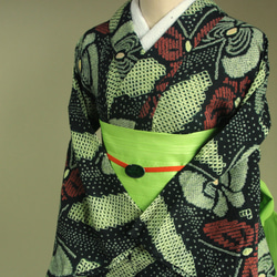 ◇現代 有松鳴海絞　浴衣◇【薄黄緑黒赤】斜め縞と林檎のような蝶がサイケデリック　トールサイズ裄69ｃｍ　木綿浴衣　 3枚目の画像