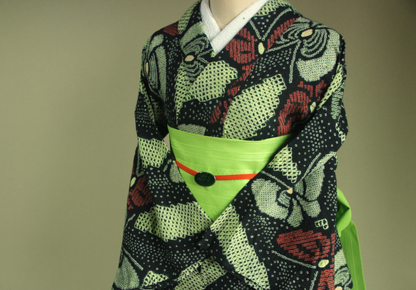 ◇現代 有松鳴海絞　浴衣◇【薄黄緑黒赤】斜め縞と林檎のような蝶がサイケデリック　トールサイズ裄69ｃｍ　木綿浴衣　 3枚目の画像