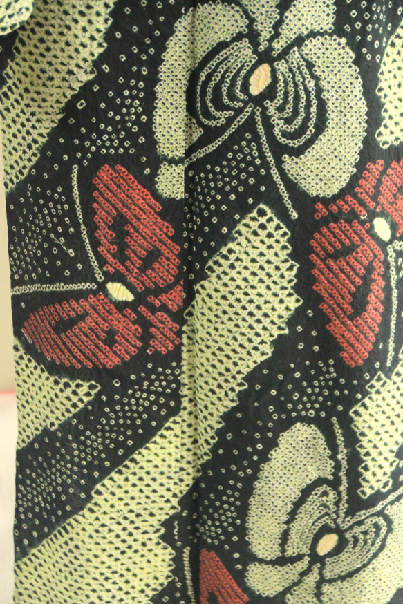 ◇現代 有松鳴海絞　浴衣◇【薄黄緑黒赤】斜め縞と林檎のような蝶がサイケデリック　トールサイズ裄69ｃｍ　木綿浴衣　 6枚目の画像