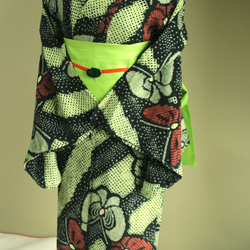 ◇現代 有松鳴海絞　浴衣◇【薄黄緑黒赤】斜め縞と林檎のような蝶がサイケデリック　トールサイズ裄69ｃｍ　木綿浴衣　 5枚目の画像