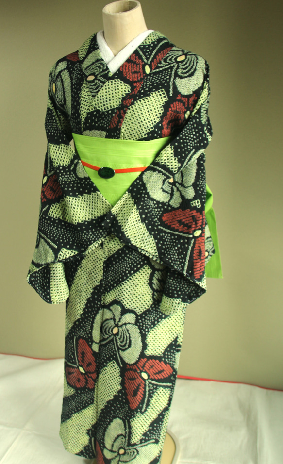 ◇現代 有松鳴海絞　浴衣◇【薄黄緑黒赤】斜め縞と林檎のような蝶がサイケデリック　トールサイズ裄69ｃｍ　木綿浴衣　 5枚目の画像