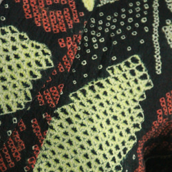 ◇現代 有松鳴海絞　浴衣◇【薄黄緑黒赤】斜め縞と林檎のような蝶がサイケデリック　トールサイズ裄69ｃｍ　木綿浴衣　 7枚目の画像