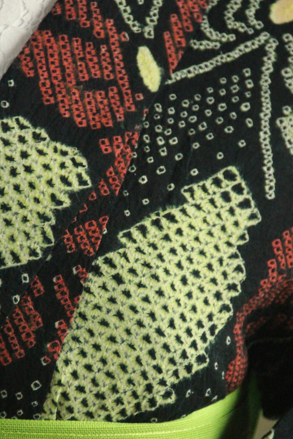 ◇現代 有松鳴海絞　浴衣◇【薄黄緑黒赤】斜め縞と林檎のような蝶がサイケデリック　トールサイズ裄69ｃｍ　木綿浴衣　 7枚目の画像