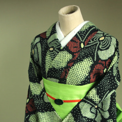 ◇現代 有松鳴海絞　浴衣◇【薄黄緑黒赤】斜め縞と林檎のような蝶がサイケデリック　トールサイズ裄69ｃｍ　木綿浴衣　 2枚目の画像