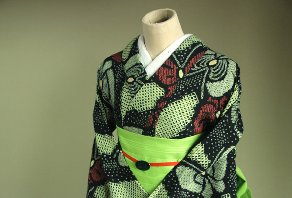 ◇現代 有松鳴海絞　浴衣◇【薄黄緑黒赤】斜め縞と林檎のような蝶がサイケデリック　トールサイズ裄69ｃｍ　木綿浴衣　 2枚目の画像