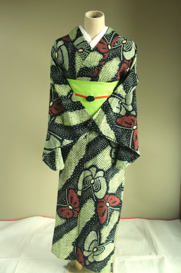 ◇現代 有松鳴海絞　浴衣◇【薄黄緑黒赤】斜め縞と林檎のような蝶がサイケデリック　トールサイズ裄69ｃｍ　木綿浴衣　 12枚目の画像