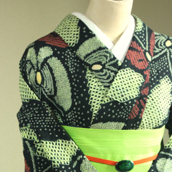 ◇現代 有松鳴海絞　浴衣◇【薄黄緑黒赤】斜め縞と林檎のような蝶がサイケデリック　トールサイズ裄69ｃｍ　木綿浴衣　 13枚目の画像