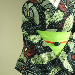 ◇現代 有松鳴海絞　浴衣◇【薄黄緑黒赤】斜め縞と林檎のような蝶がサイケデリック　トールサイズ裄69ｃｍ　木綿浴衣　 14枚目の画像