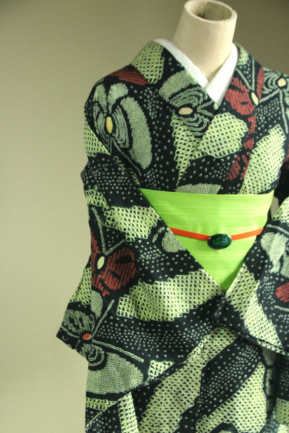 ◇現代 有松鳴海絞　浴衣◇【薄黄緑黒赤】斜め縞と林檎のような蝶がサイケデリック　トールサイズ裄69ｃｍ　木綿浴衣　 14枚目の画像