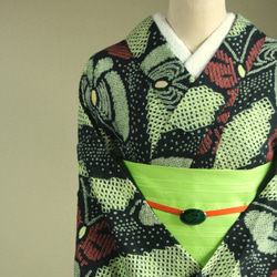 ◇現代 有松鳴海絞　浴衣◇【薄黄緑黒赤】斜め縞と林檎のような蝶がサイケデリック　トールサイズ裄69ｃｍ　木綿浴衣　 8枚目の画像