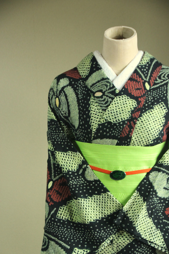 ◇現代 有松鳴海絞　浴衣◇【薄黄緑黒赤】斜め縞と林檎のような蝶がサイケデリック　トールサイズ裄69ｃｍ　木綿浴衣　 8枚目の画像