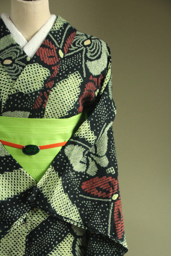 ◇現代 有松鳴海絞　浴衣◇【薄黄緑黒赤】斜め縞と林檎のような蝶がサイケデリック　トールサイズ裄69ｃｍ　木綿浴衣　 9枚目の画像