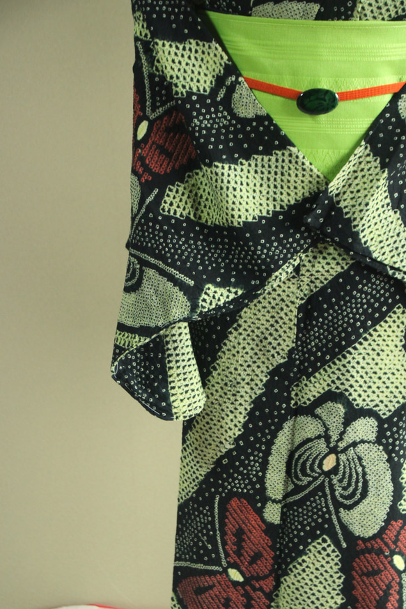 ◇現代 有松鳴海絞　浴衣◇【薄黄緑黒赤】斜め縞と林檎のような蝶がサイケデリック　トールサイズ裄69ｃｍ　木綿浴衣　 10枚目の画像