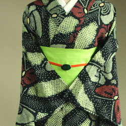 ◇現代 有松鳴海絞　浴衣◇【薄黄緑黒赤】斜め縞と林檎のような蝶がサイケデリック　トールサイズ裄69ｃｍ　木綿浴衣　 11枚目の画像