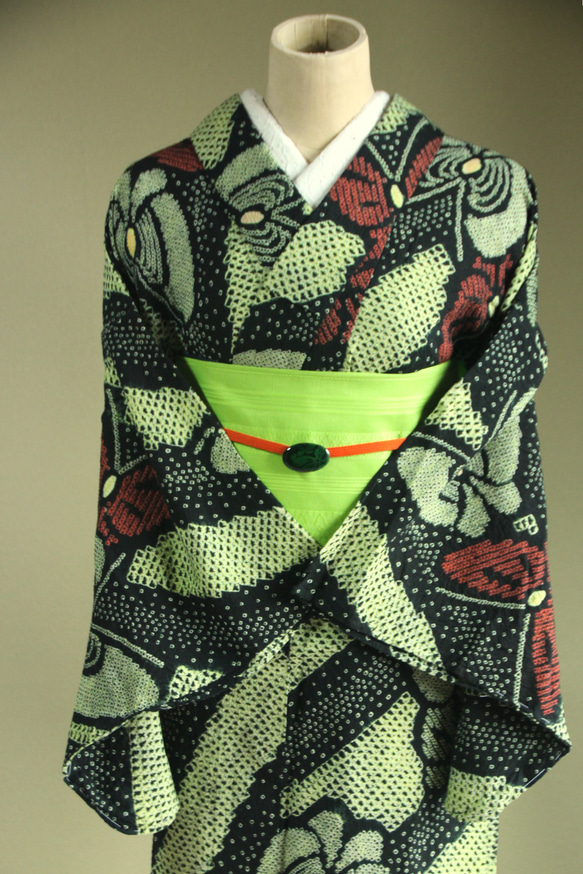 ◇現代 有松鳴海絞　浴衣◇【薄黄緑黒赤】斜め縞と林檎のような蝶がサイケデリック　トールサイズ裄69ｃｍ　木綿浴衣　 11枚目の画像