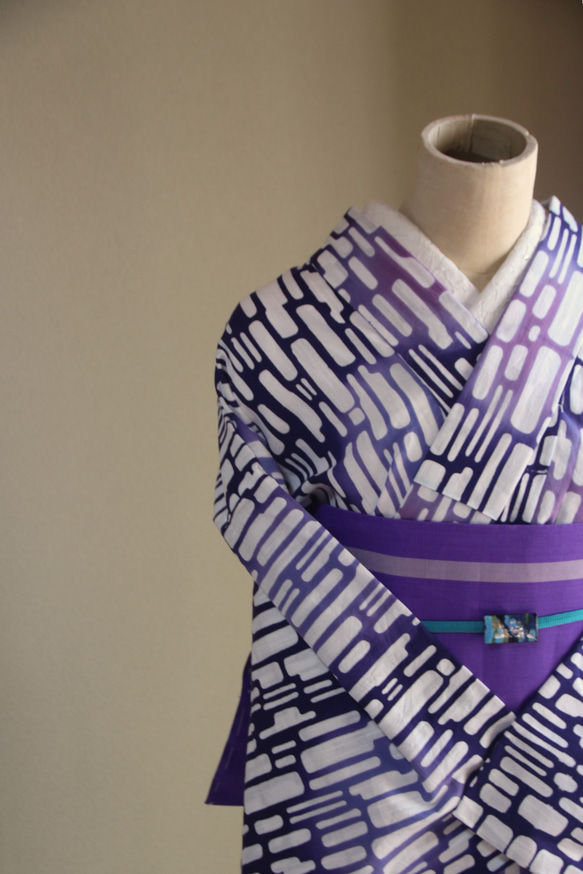 手染め注染　型染浴衣　【青　紫②】　タイルアートのような注染ぼかしが涼し気な印象　袖長めモアトールサイズ　裄69ｃｍ 15枚目の画像