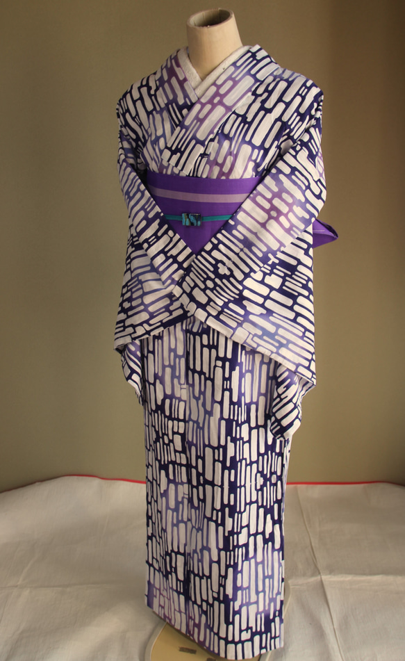 手染め注染　型染浴衣　【青　紫②】　タイルアートのような注染ぼかしが涼し気な印象　袖長めモアトールサイズ　裄69ｃｍ 14枚目の画像