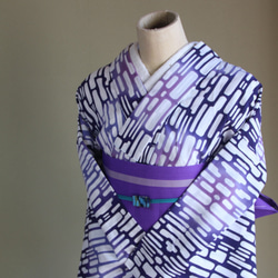 手染め注染　型染浴衣　【青　紫②】　タイルアートのような注染ぼかしが涼し気な印象　袖長めモアトールサイズ　裄69ｃｍ 6枚目の画像