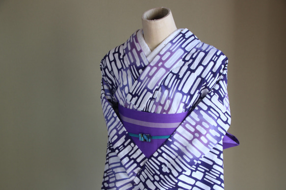 手染め注染　型染浴衣　【青　紫②】　タイルアートのような注染ぼかしが涼し気な印象　袖長めモアトールサイズ　裄69ｃｍ 6枚目の画像