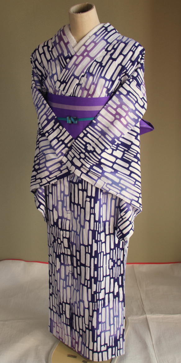 手染め注染　型染浴衣　【青　紫②】　タイルアートのような注染ぼかしが涼し気な印象　袖長めモアトールサイズ　裄69ｃｍ 10枚目の画像