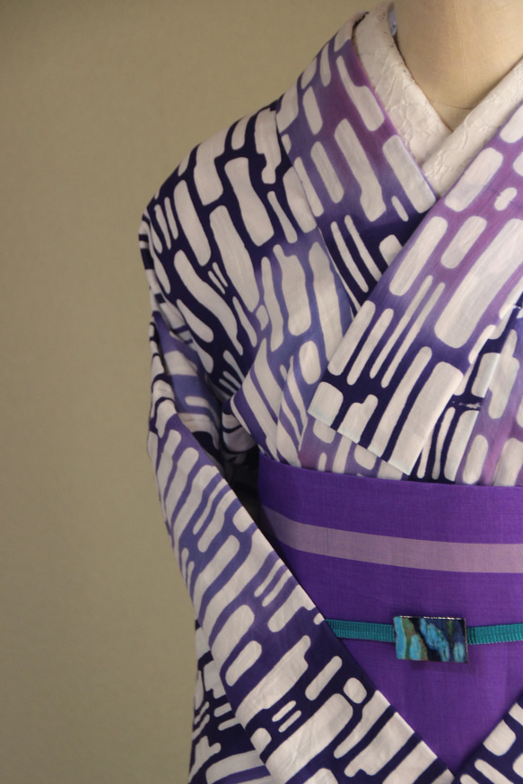 手染め注染　型染浴衣　【青　紫②】　タイルアートのような注染ぼかしが涼し気な印象　袖長めモアトールサイズ　裄69ｃｍ 11枚目の画像