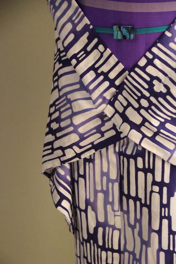 手染め注染　型染浴衣　【青　紫②】　タイルアートのような注染ぼかしが涼し気な印象　袖長めモアトールサイズ　裄69ｃｍ 13枚目の画像