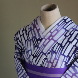 手染め注染　型染浴衣　【青　紫②】　タイルアートのような注染ぼかしが涼し気な印象　袖長めモアトールサイズ　裄69ｃｍ 7枚目の画像