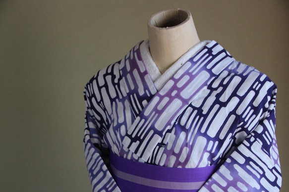 手染め注染　型染浴衣　【青　紫②】　タイルアートのような注染ぼかしが涼し気な印象　袖長めモアトールサイズ　裄69ｃｍ 7枚目の画像